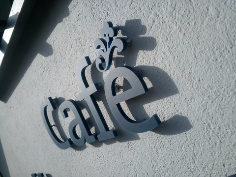 Gestaltete Schaufenster- und Fassadenfläche