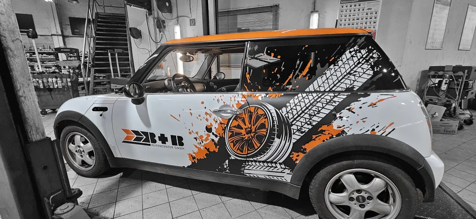 Mini mit orangefarbenem Dach, Reifenmotiv und schwarz-oranger Grafik