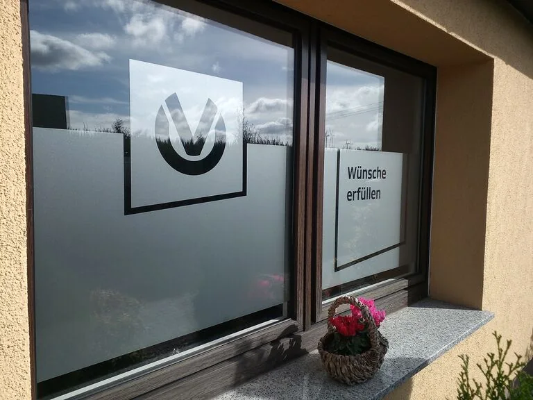 Fenster mit Sichtschutzfolie und ausgespartem Logo