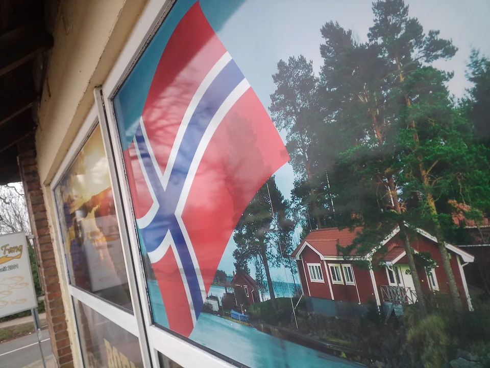 Schaufensterfolie mit norwegischer Flagge und skandinavischer Landschaft