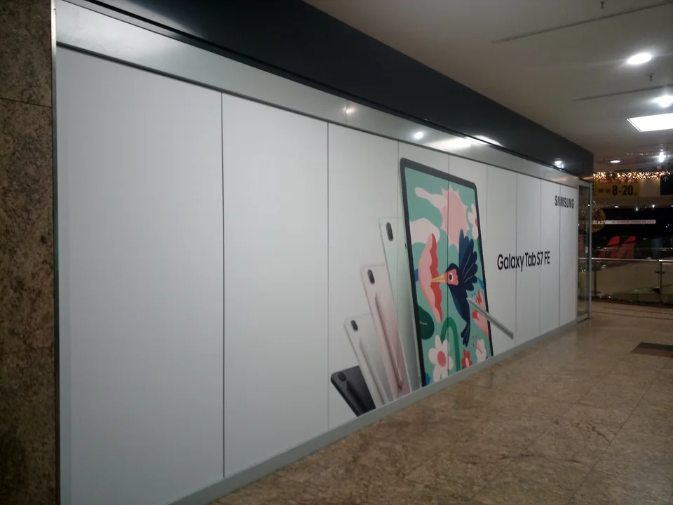 Großflächige Samsung-Produktwerbung an einer Ladenfront im Einkaufszentrum