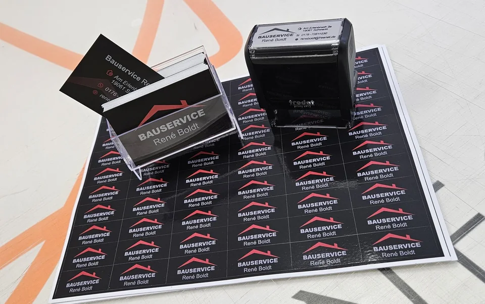 Visitenkarten, Stempel und Aufkleber im schwarz-roten Design für einen Bauservice